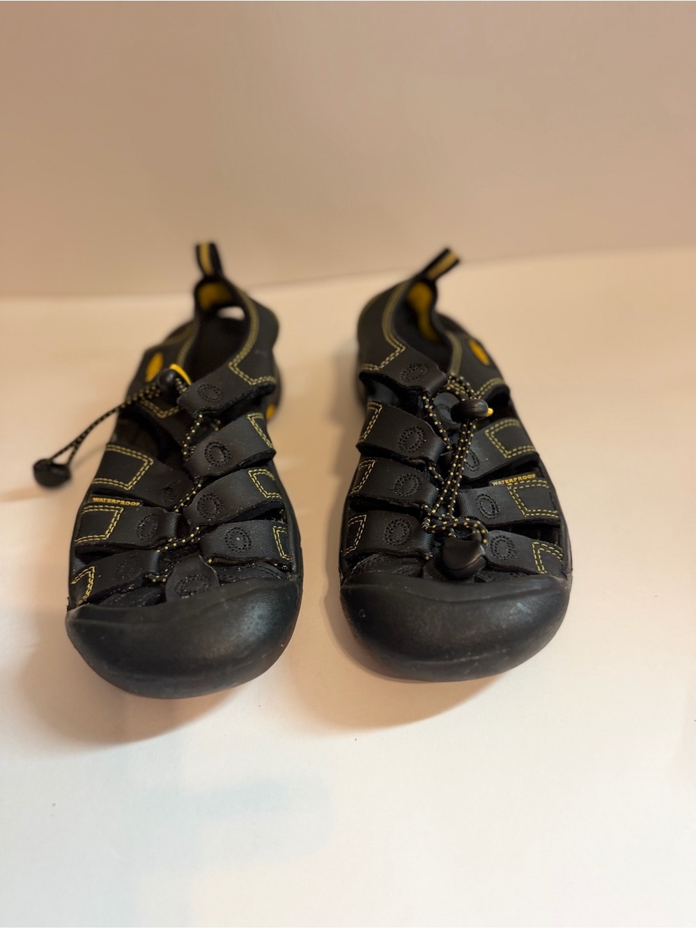 KEEN Unisex Kids SandalsBlack/Yellow Fisherman Closed Toe Drawstring